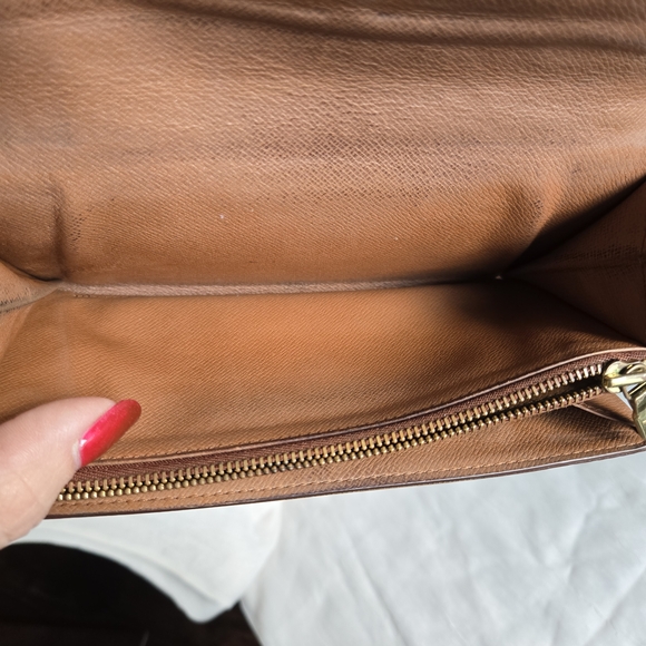 Louis Vuitton Monogram Sarah Wallet - Picture 8 of 13